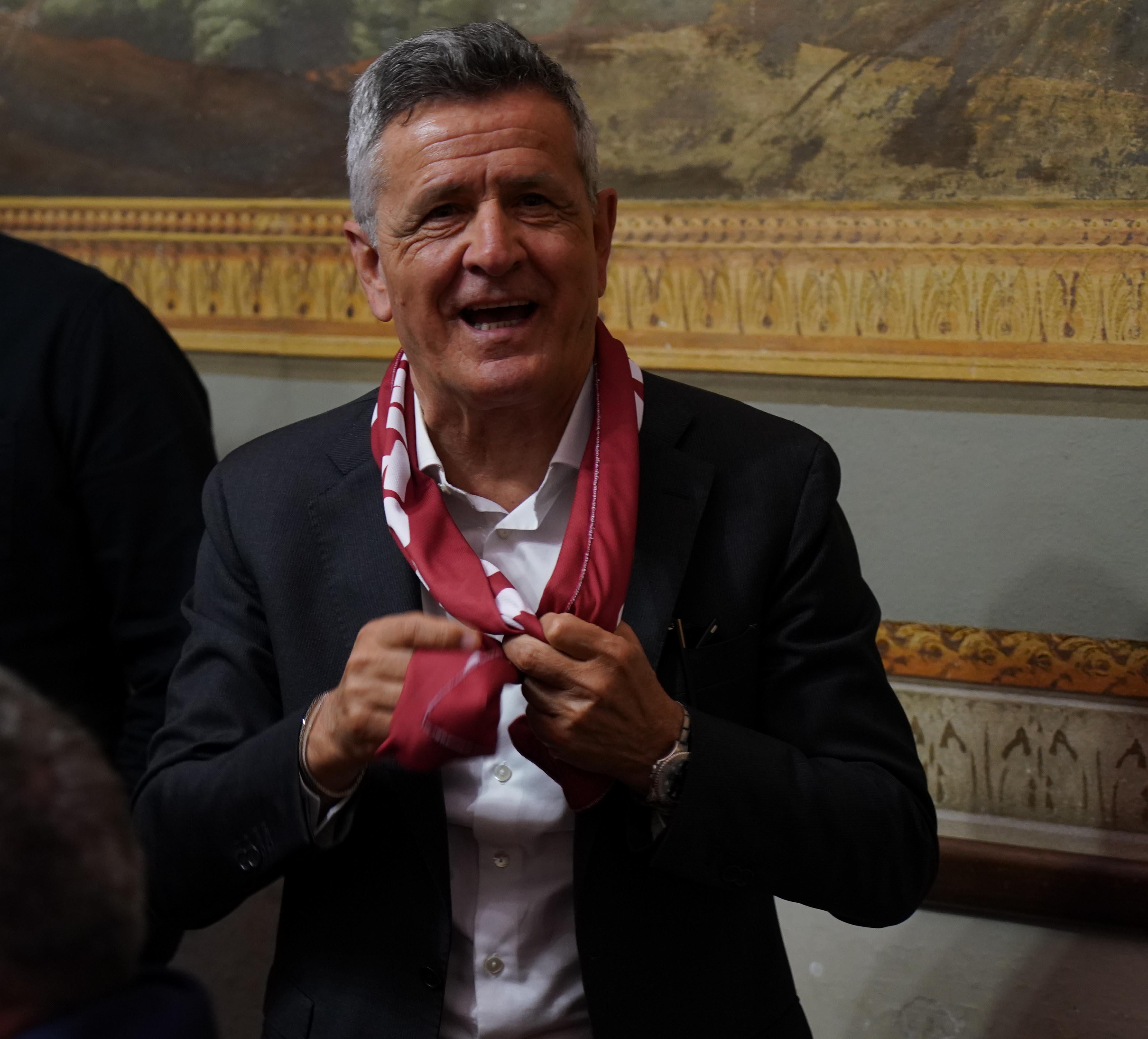 Rosettano Navarra con la sciarpa del Pontedera: è lui il nuovo azionista di maggioranza del club granata (Foto di Franco Silvi)