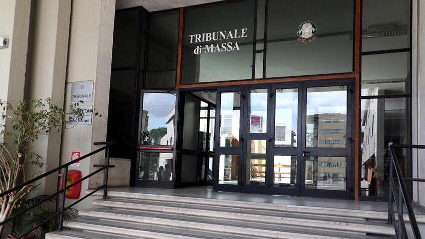 «Gli amici della mia mamma mi baciavano sulla bocca»: in due a processo per violenza su una ragazzina