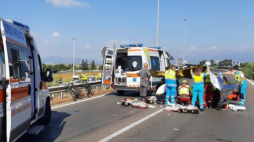 I soccorsi al ciclista pistoiese in via Berlinguer