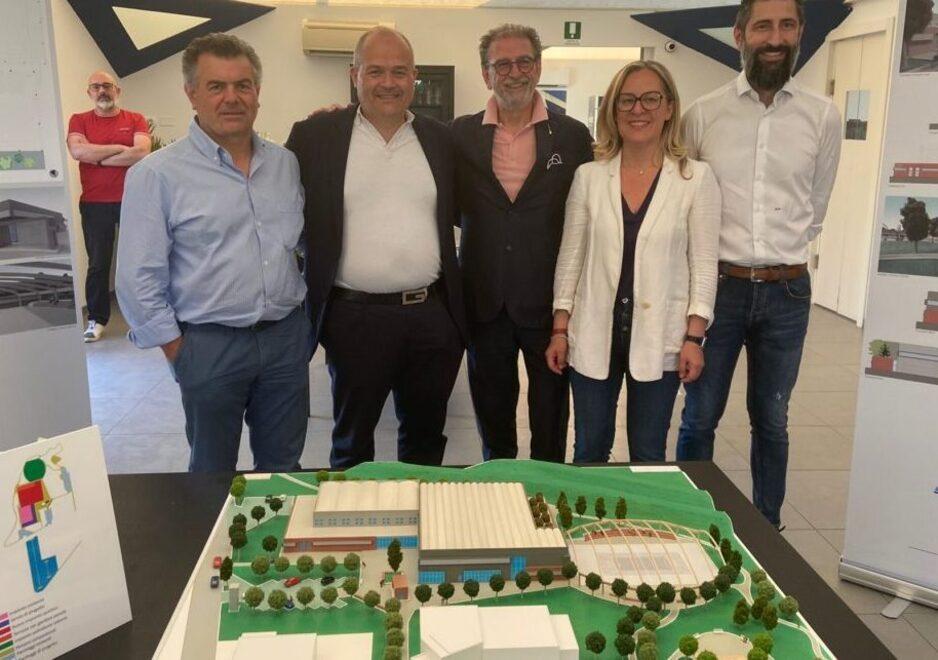 Da sinistra Mearelli Romiti Giuntini e Fratoni mentre posano davanti al plastico