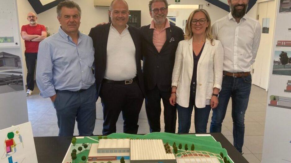 Da sinistra Mearelli Romiti Giuntini e Fratoni mentre posano davanti al plastico
