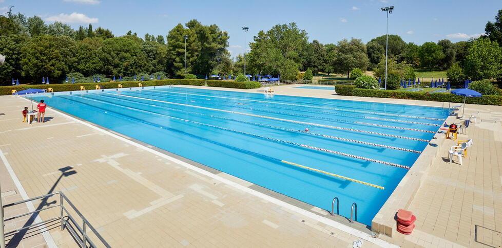 La vasca esterna della piscina comunale (foto Autovino)