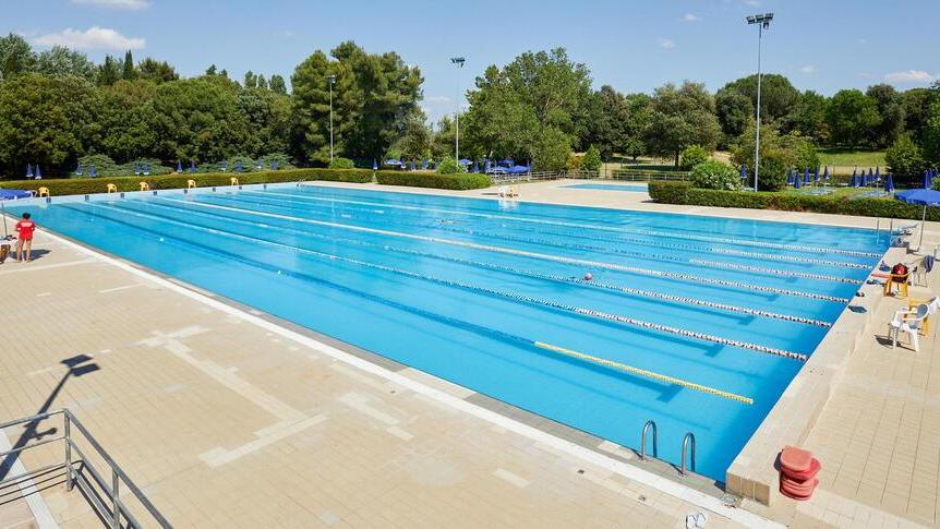 La vasca esterna della piscina comunale (foto Autovino)