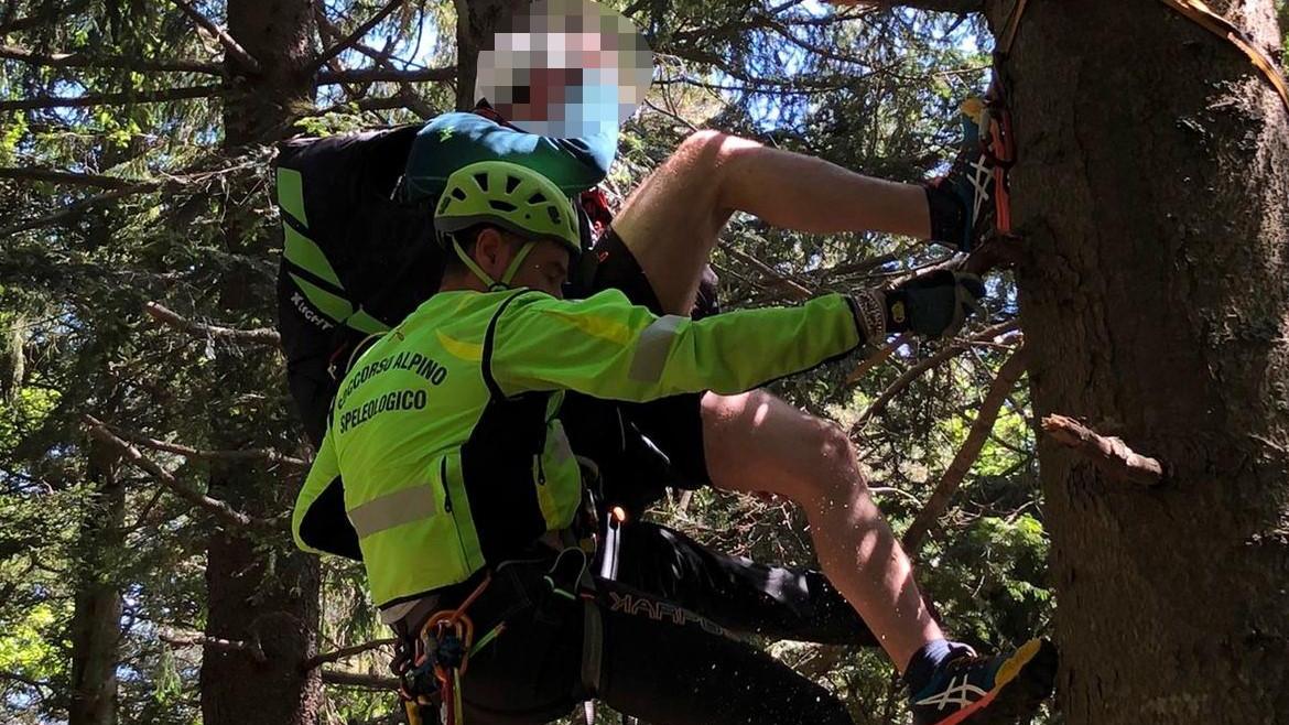 Sestola, modenese precipita con il parapendio e finisce appeso su degli abeti. Salvato dal soccorso alpino