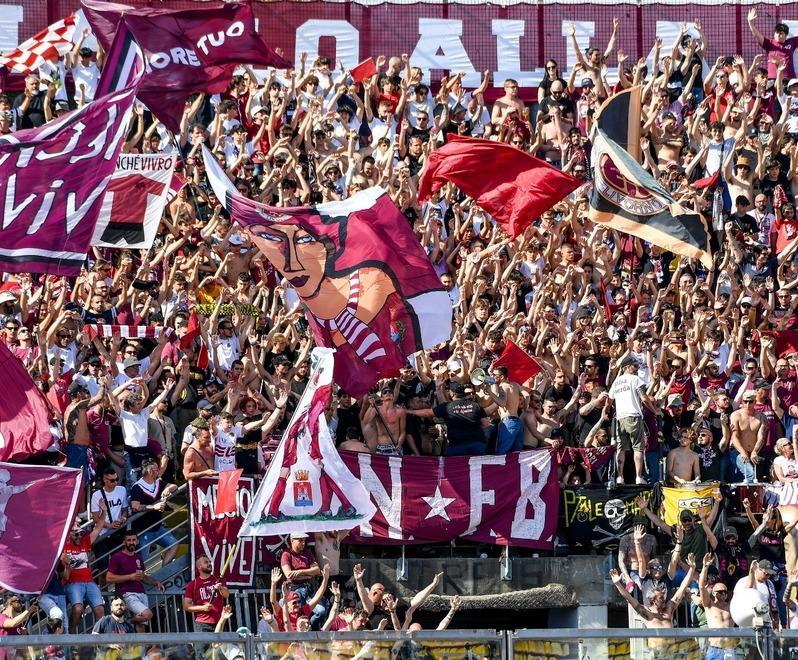 Una bellissima immagine della Curva Nord nella partita purtroppo persa 0-1 contro il Tau. La società ha ridotto i prezzi e si andrà in gradinata con 7 euro e in tribuna con 10 euro