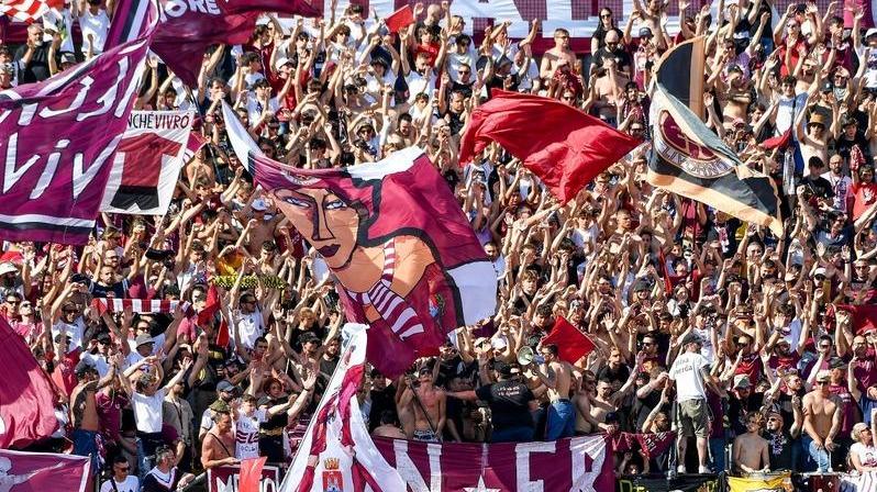 Una bellissima immagine della Curva Nord nella partita purtroppo persa 0-1 contro il Tau. La società ha ridotto i prezzi e si andrà in gradinata con 7 euro e in tribuna con 10 euro
