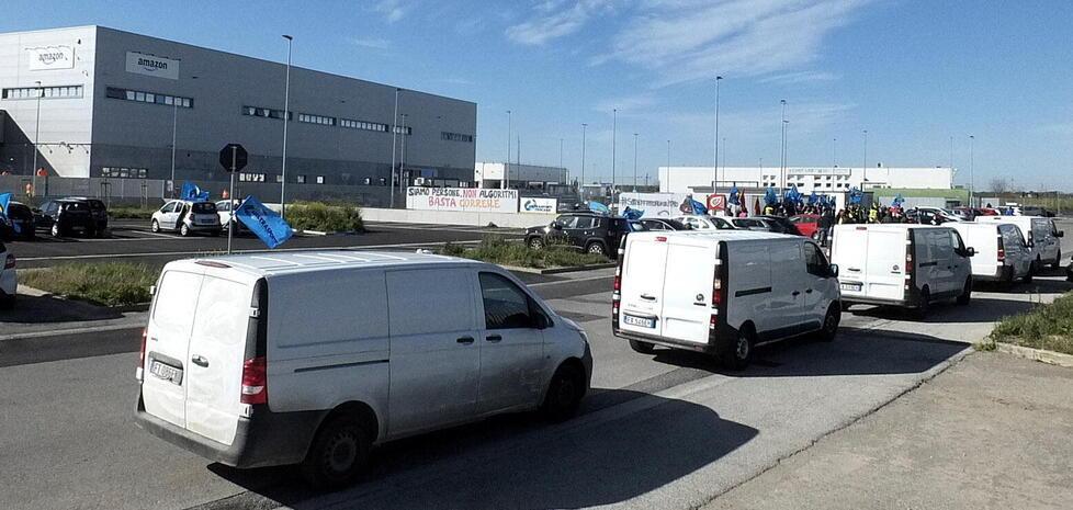 Sciopero, i driver di Amazon fermano furgoni e consegne
