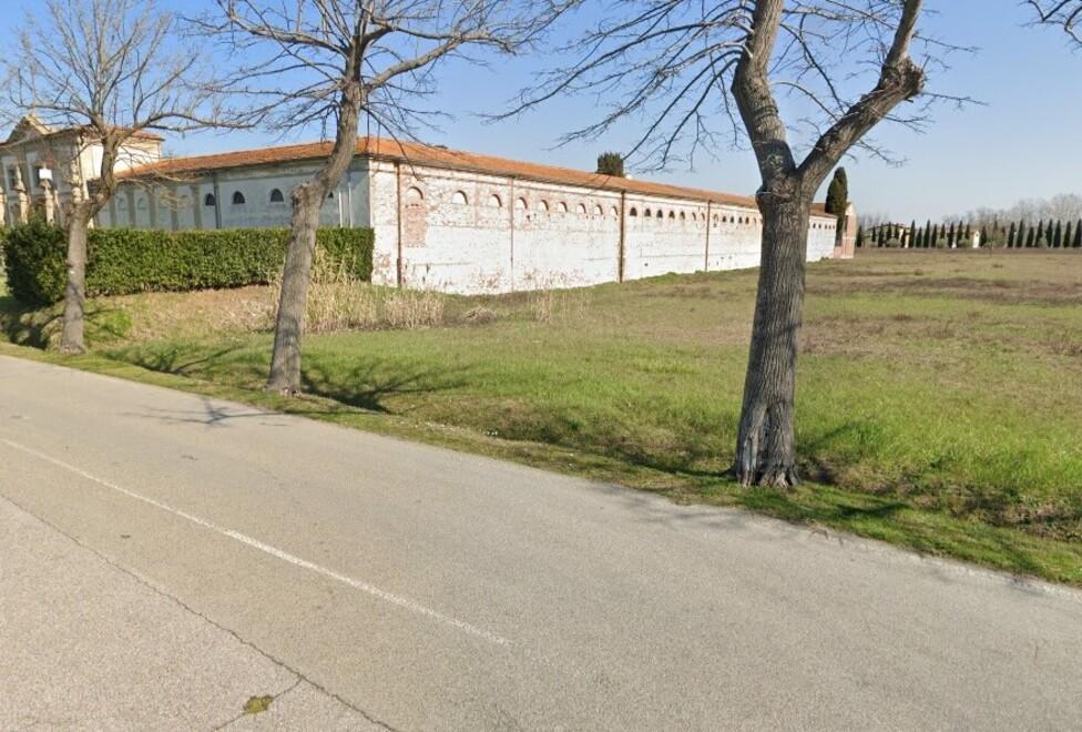 Un terreno a fianco del cimitero della Misericordia a Pontedera, l’area a cui pensavano Bagnoli e Valleggi quando hanno presentato la mozione sul camposanto per gli animali
