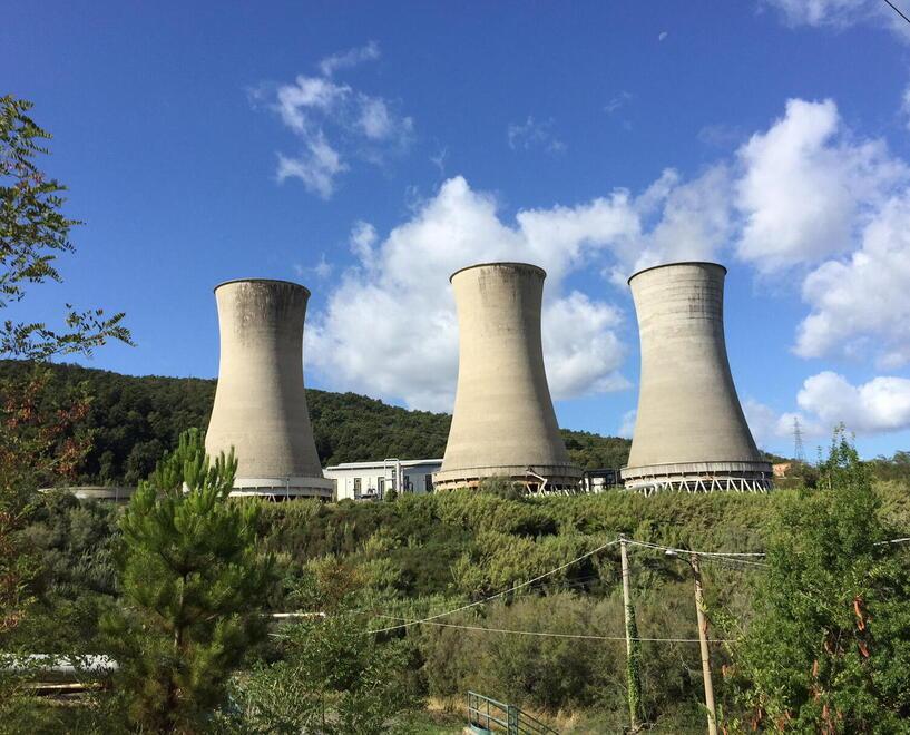 Tre torri  refrigeranti per impianti geotermici a Larderello
