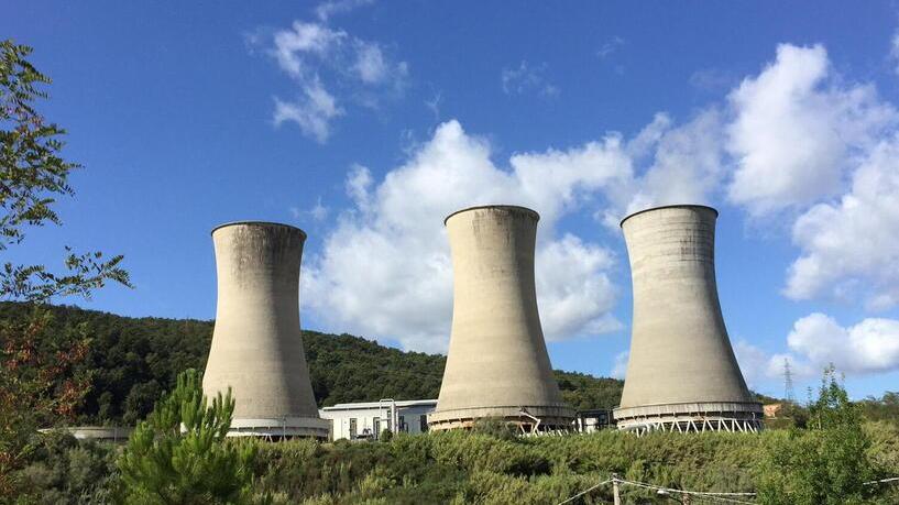 Tre torri refrigeranti per impianti geotermici a Larderello