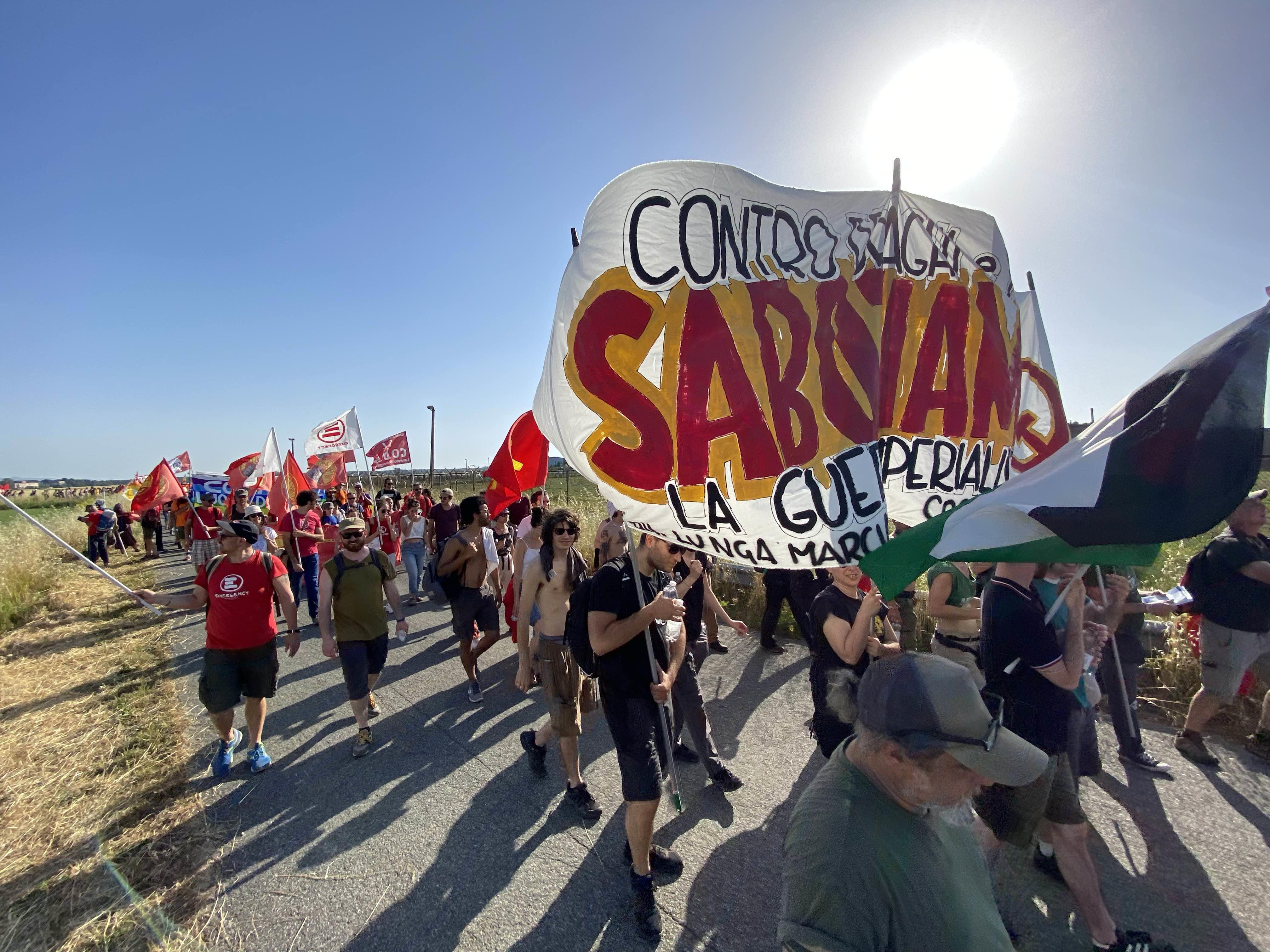 Base militare a Coltano, migliaia in corteo da tutta Italia per dire no 