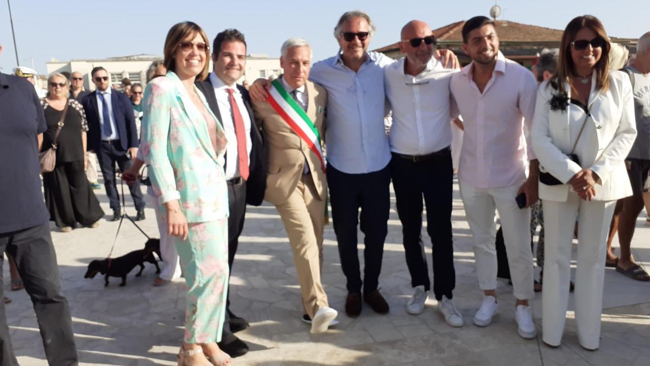 Viareggio, si inaugura la Terrazza della Repubblica: concerto di Malika Ayane, arte e brindisi - Video