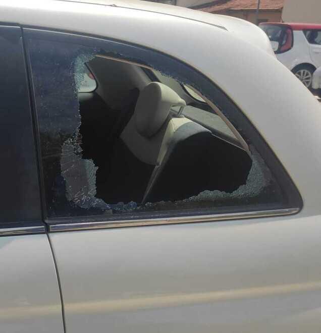 Vetri spaccati e auto a soqquadro nel parcheggio in via del Corona