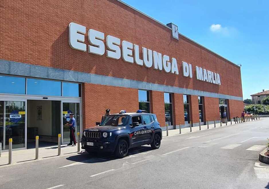 Capannori: arrestato con il vino rubato all'Esselunga