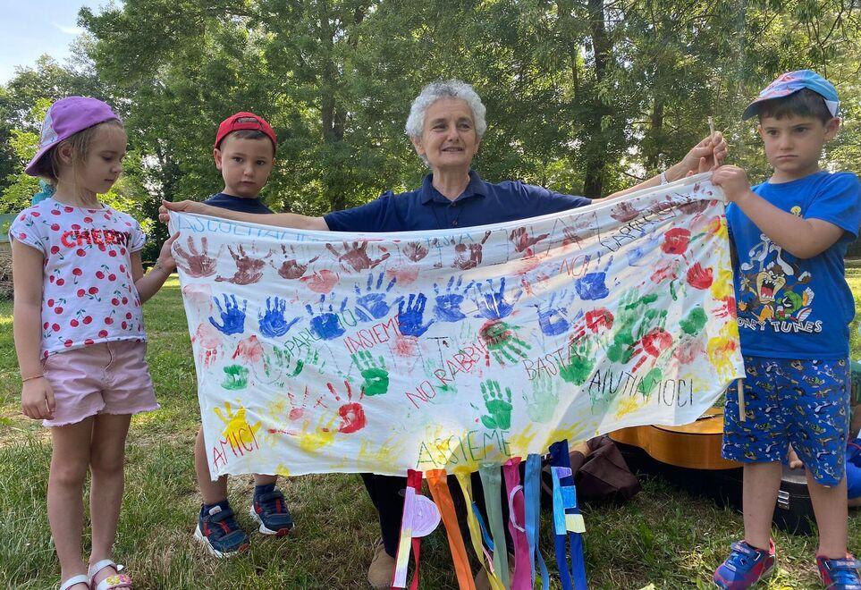 Carpi Una giornata speciale per 60 bimbi a lezione di pace con suor Angela 