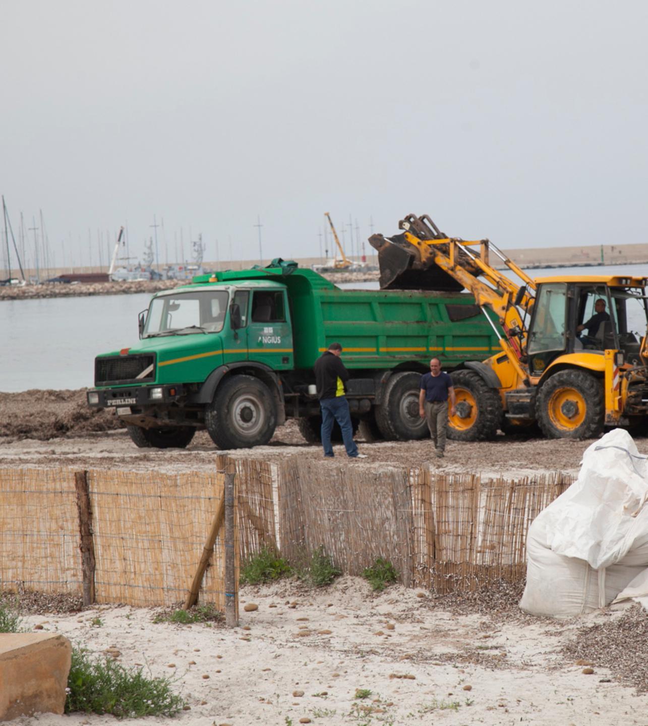 Pulizia delle spiagge ad Alghero: la Vosma vince l’appalto 