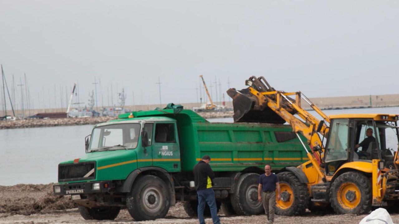 Pulizia delle spiagge ad Alghero: la Vosma vince l’appalto