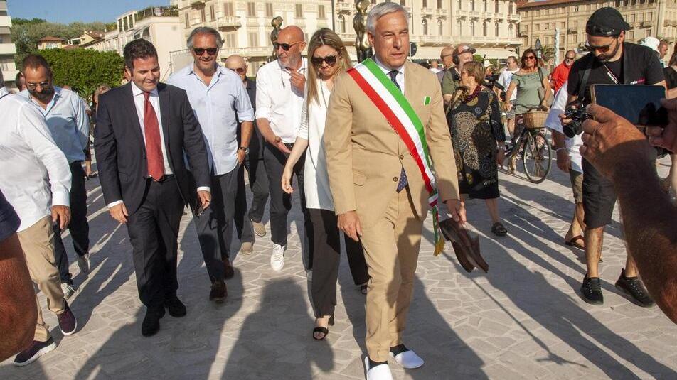 Viareggio, il sindaco con le pattine inaugura Terrazza della Repubblica: «Un'opera per tutta la città» - Il video
