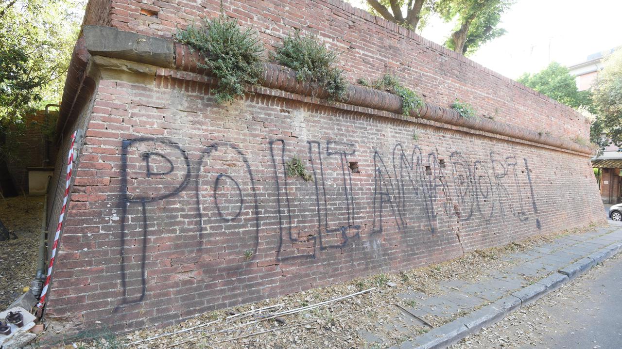 La scritta che ignoti hanno vergato sulle Mura di Grosseto (foto Agenzia Bf)