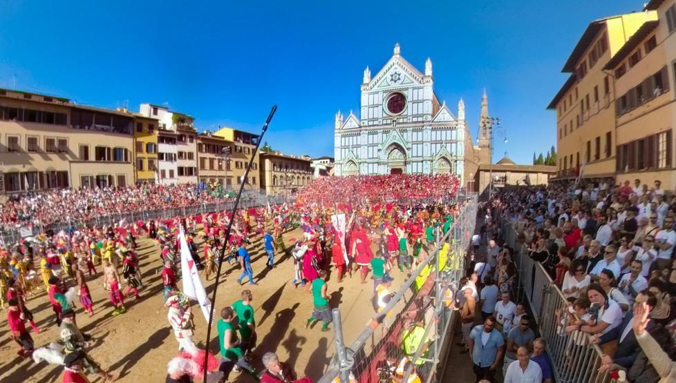 Tutto pronto per il calcio storico fiorentino: la città ribolle di passione