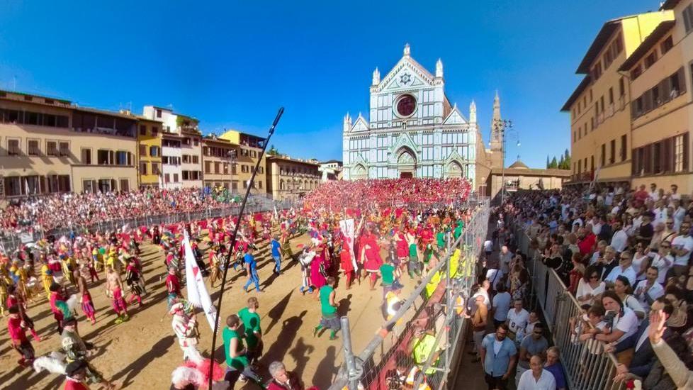 Tutto pronto per il calcio storico fiorentino: la città ribolle di passione