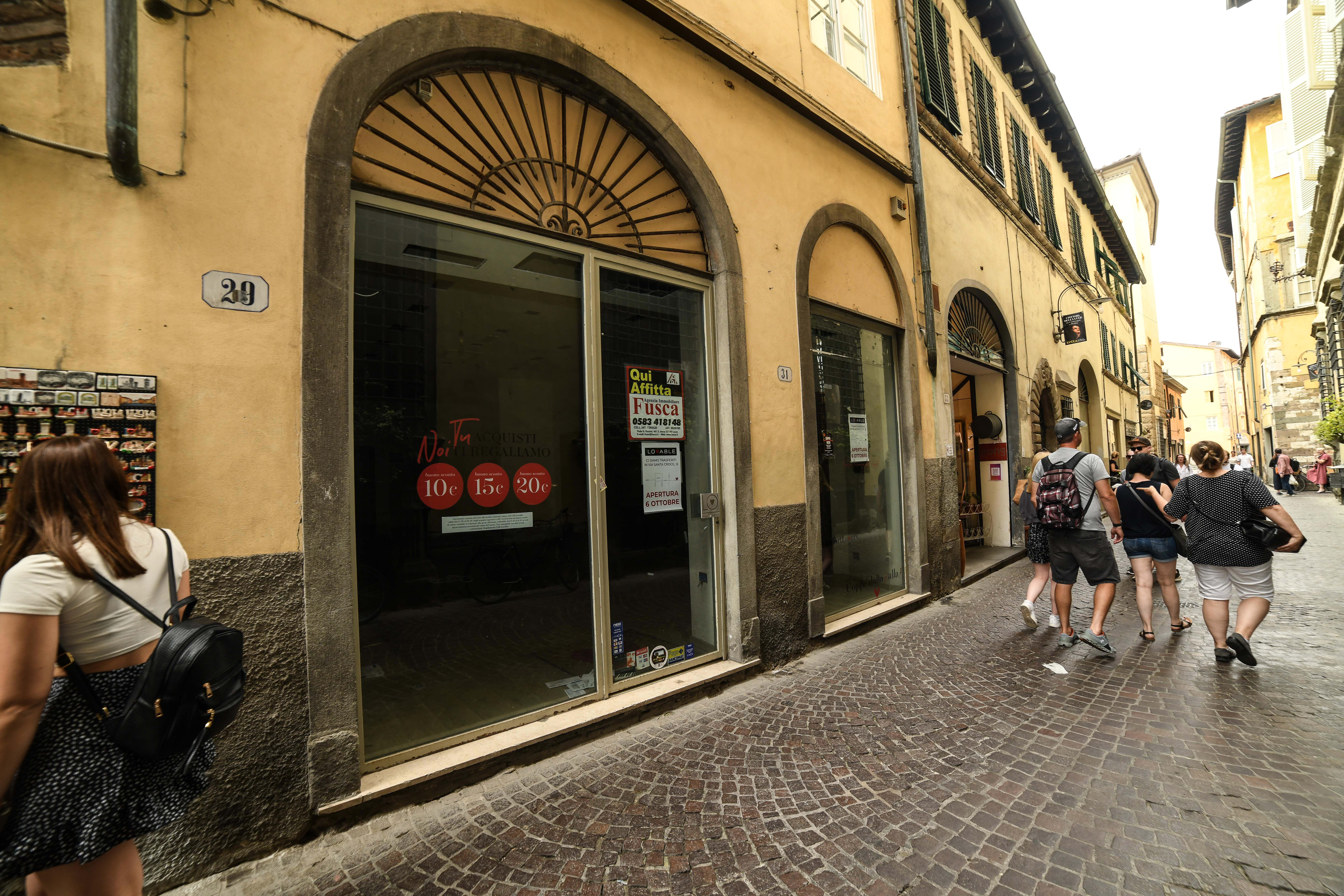 Lucca, i commercianti di via San Paolino chiedono aiuto: «Fondi sfitti e pochi clienti» 
