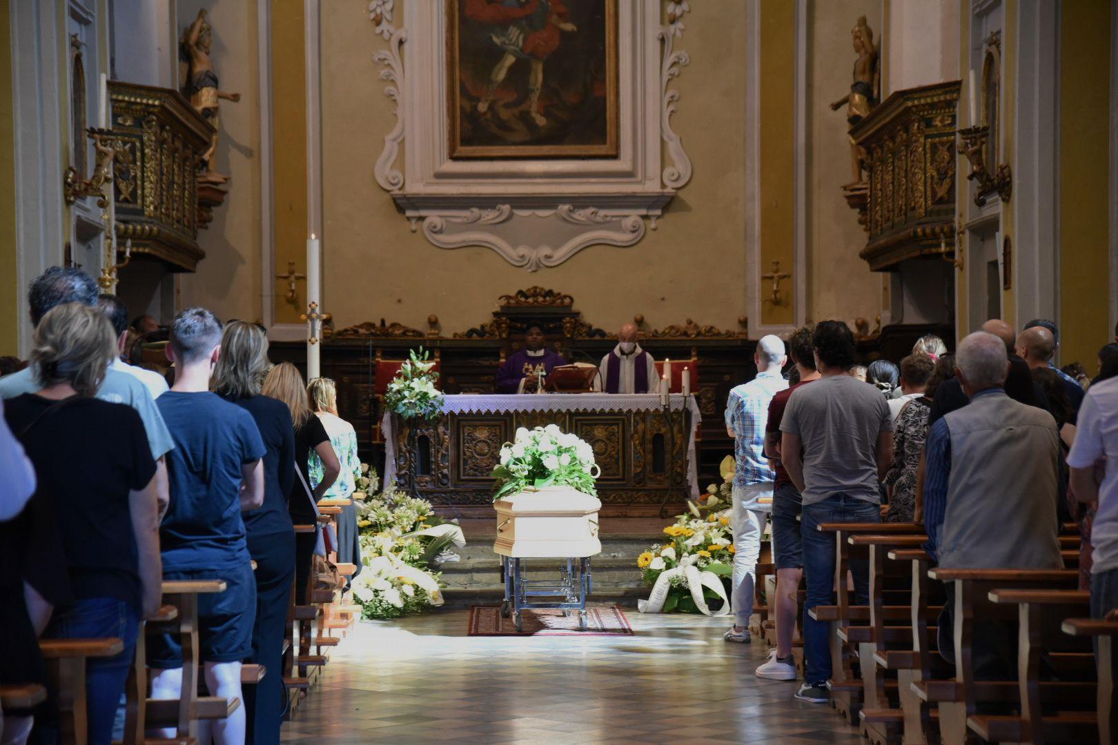 Un momento del funerale del 19enne
