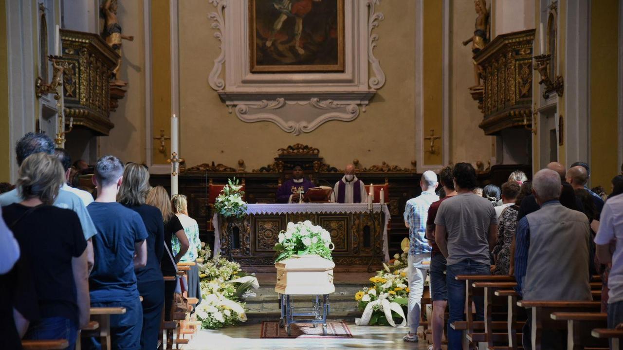 Un momento del funerale del 19enne