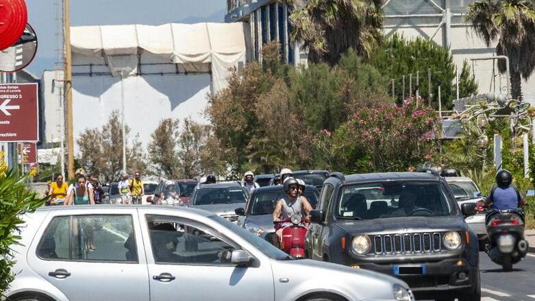 Viareggio, caos per l’assalto alle spiagge: la “nuova” Darsena va in tilt