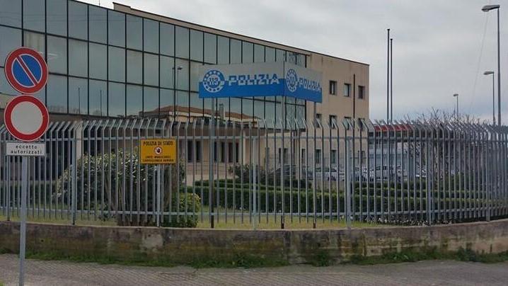Viareggio, entra a casa di un'anziana e la rapina minacciandola con un forchettone: arrestato