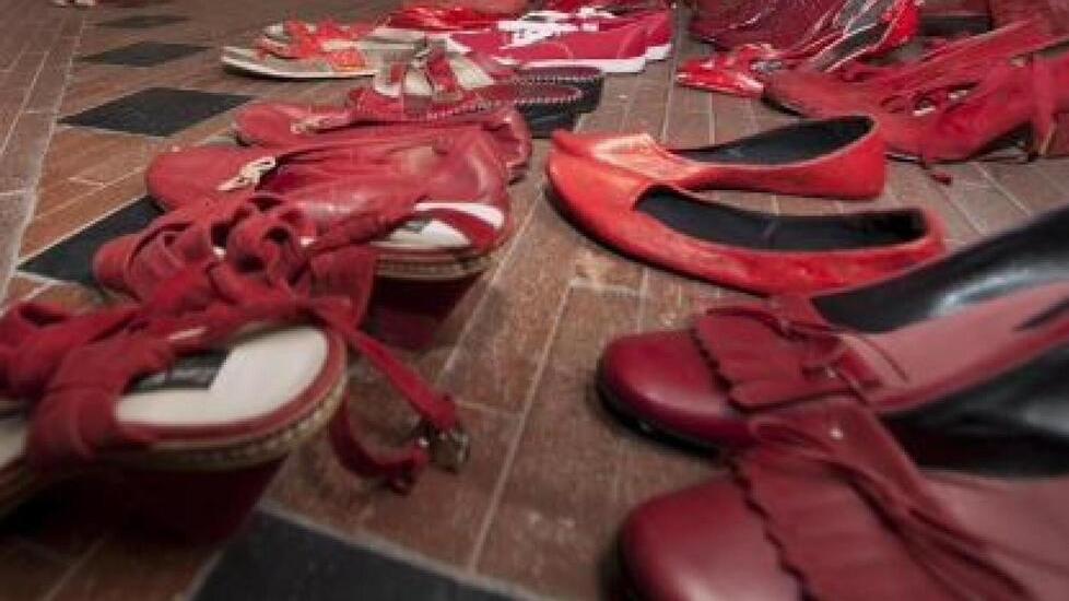 Cecina, il marito la picchia. Lei riesce a fuggire dalla vicina di casa mettendo in salvo anche il figlio