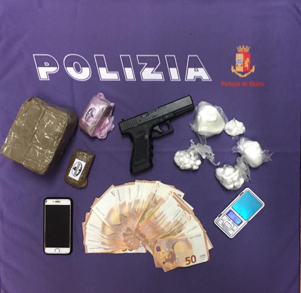 Castelnovo Sotto, la polizia trova in un garage 1,5 chili di droga: arrestato un 22enne 