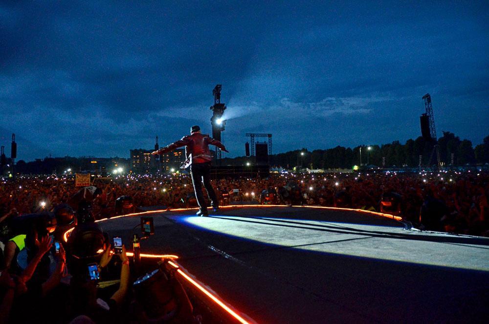 La festa, poi la guerra e il pubblico “entra” nel maxischermo