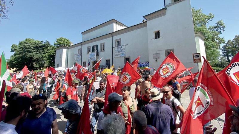 Un trattore apre il corteo Coltano difende la sua storia