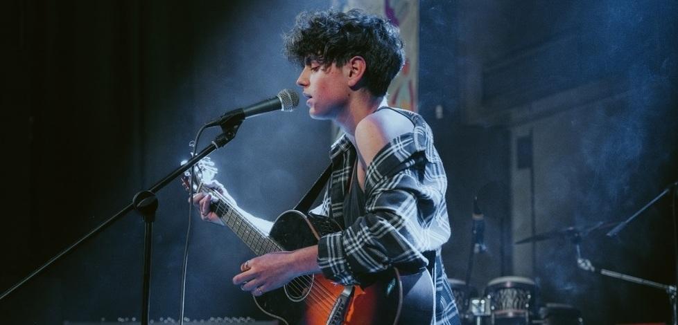Niveo, cantante 18enne con i capelli bianchi presenta il suo singolo 