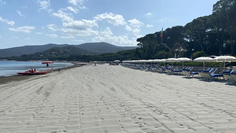 In basso la spiaggia di Punta Ala dopo l’intervento di ripascimento