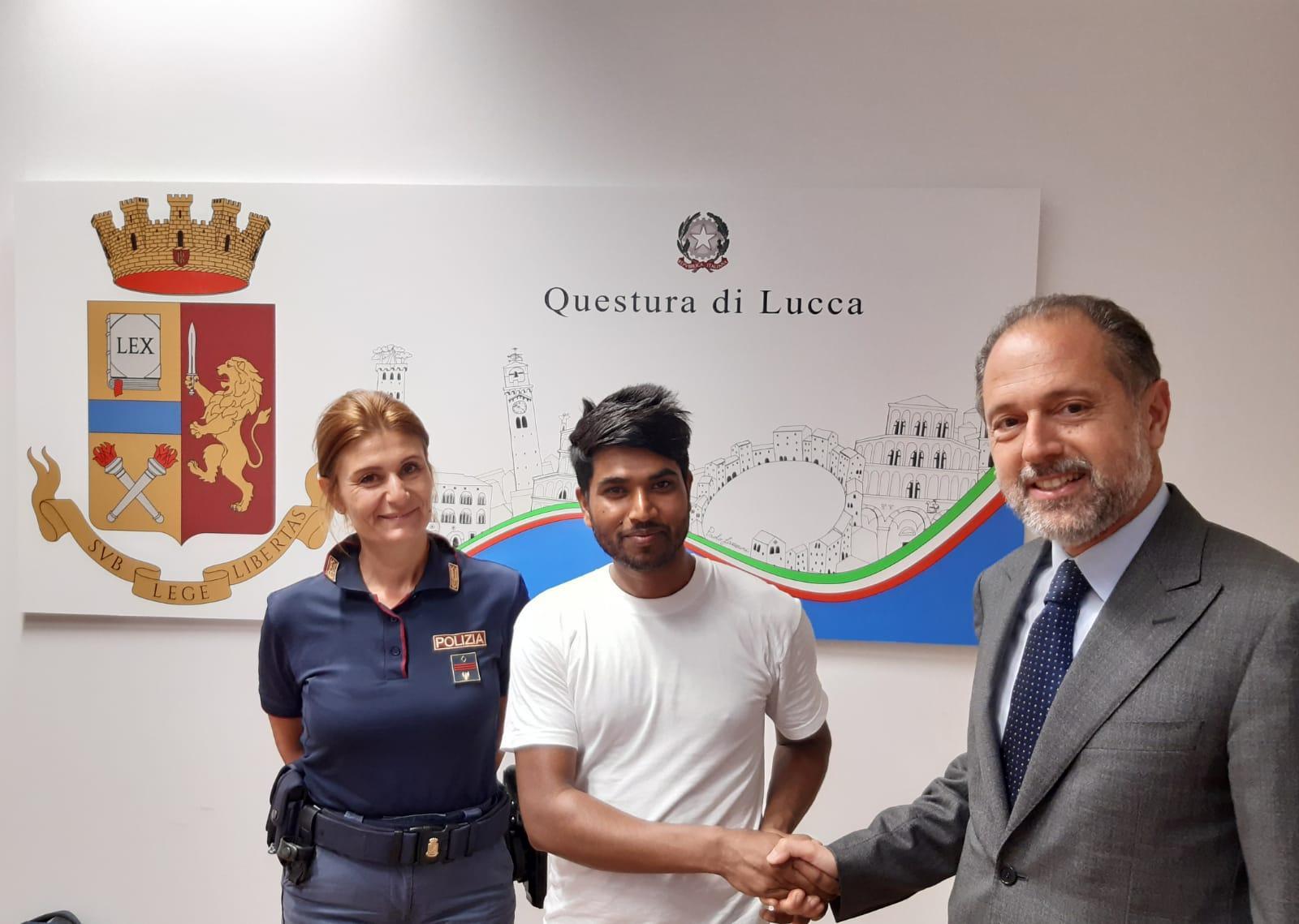 Il giovane che ha trovato il portafogli riceve i complimenti delle forze dell'ordine