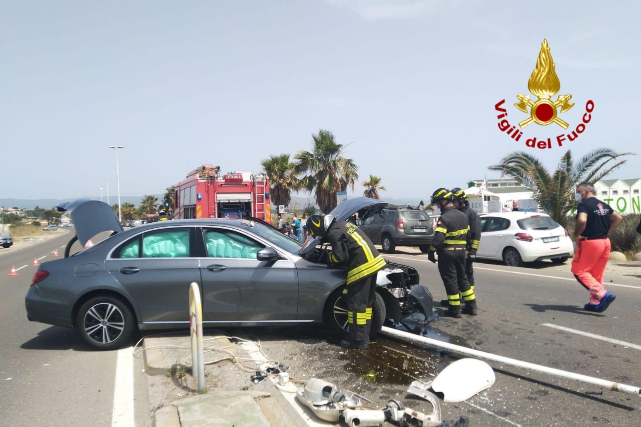 Cagliari, con la Mercedes contro un lampione in viale Poetto