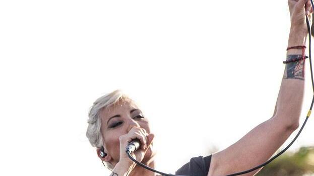 Malika Ayane riparte da Viareggio: «Qui feci il mio primo viaggio con un gruppo di artisti di strada» - Il video
