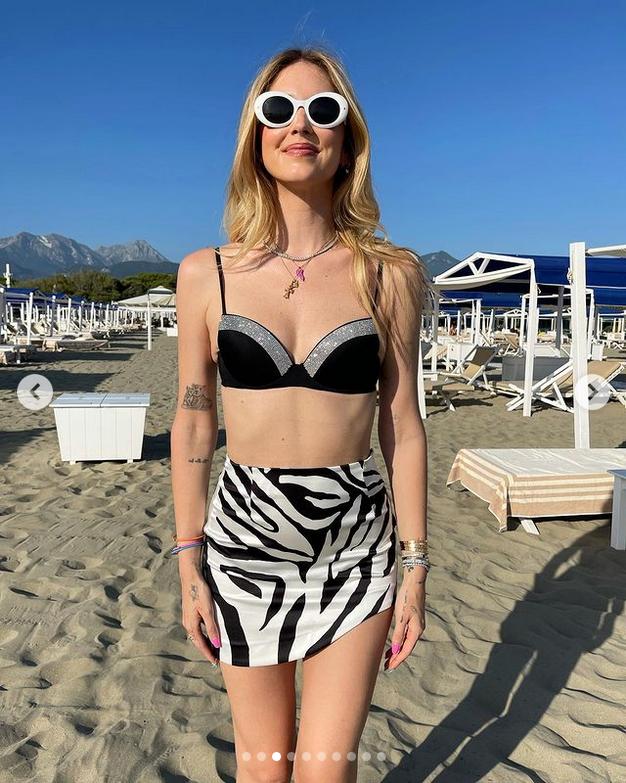 Chiara Ferragni sulla spiaggia di Forte dei Marmi: la sua presenza in Versilia vale oro