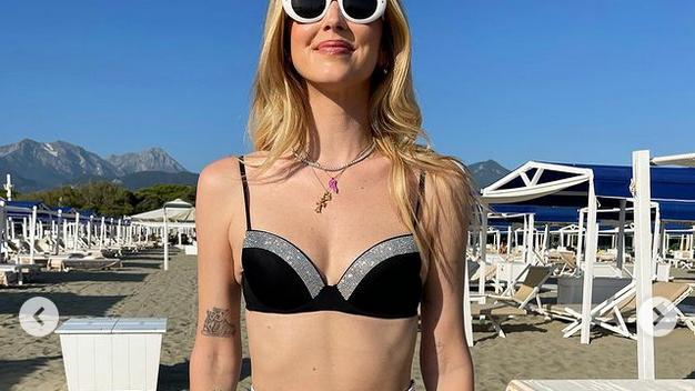 Chiara Ferragni sulla spiaggia di Forte dei Marmi: la sua presenza in Versilia vale oro