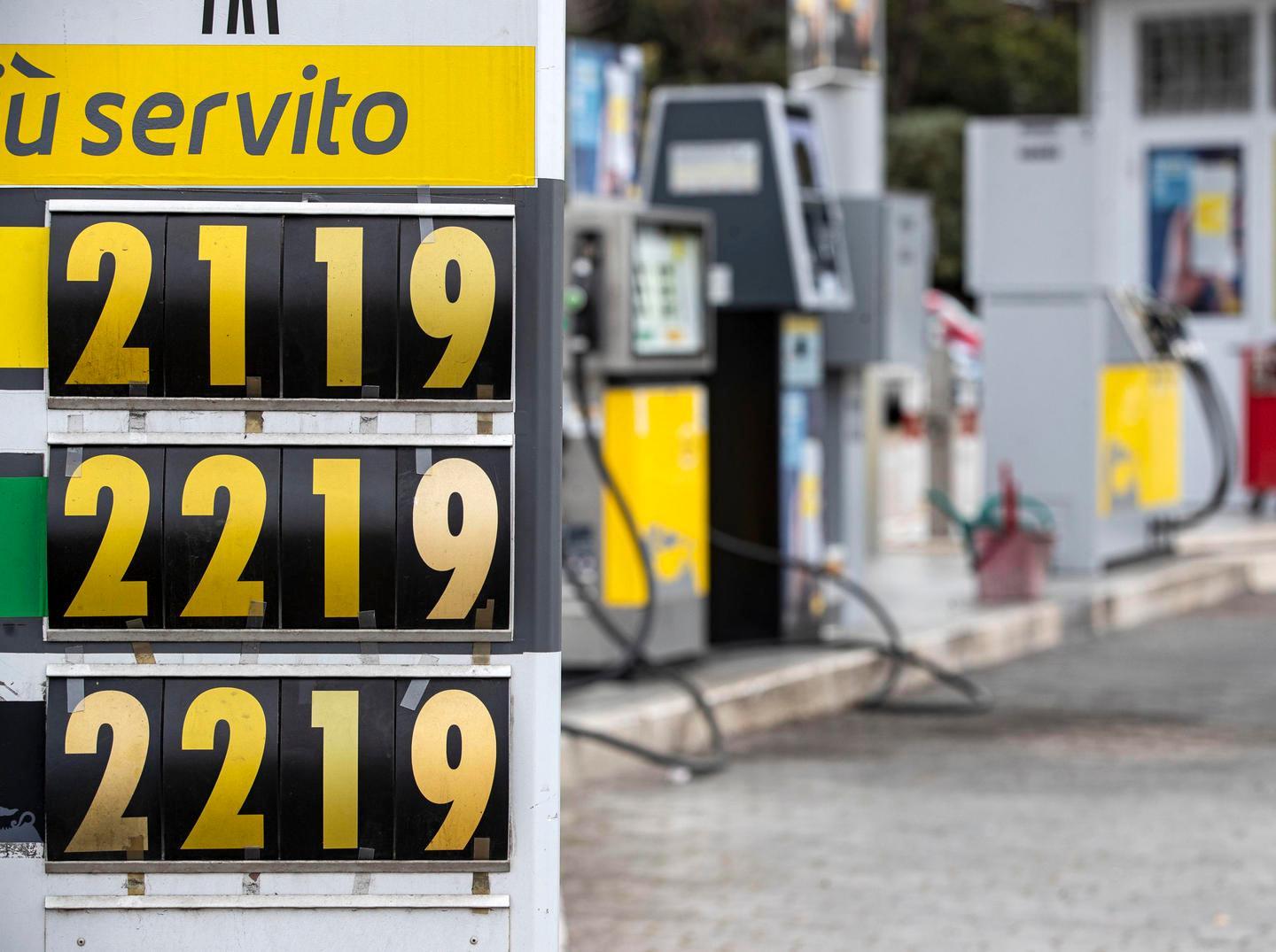 Benzina sopra i due euro. Caso limite alla Maddalena 