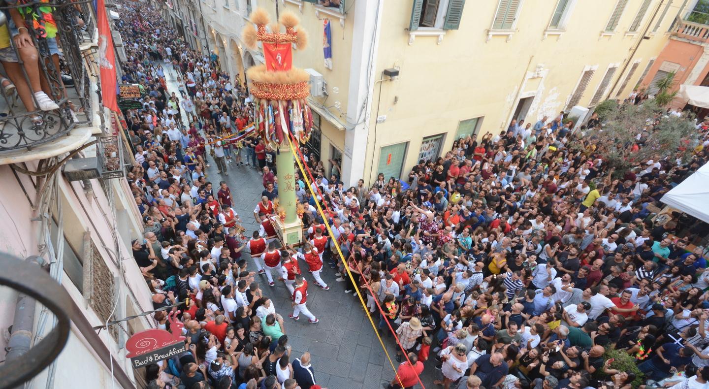Candelieri, i grandi ceri tornano tra la gente 