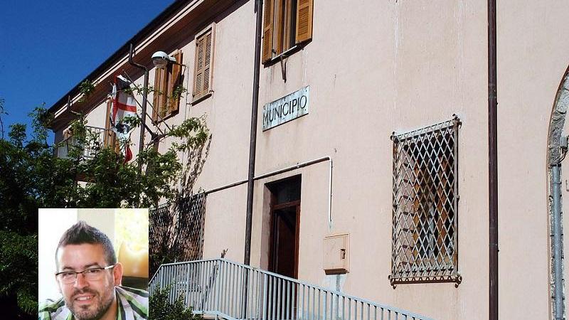 Il municipio di Silanus e, nel riquadro, la vittima Costantino Longu