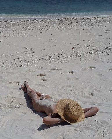 Prima spiaggia per nudisti nella Riviera del Corallo 