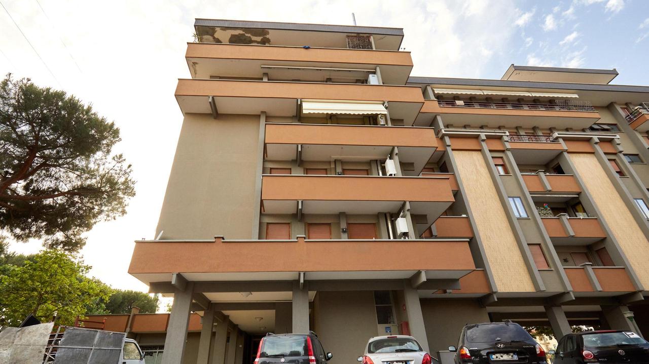 Il palazzo dove è accaduta la tragedia (foto Autovino)