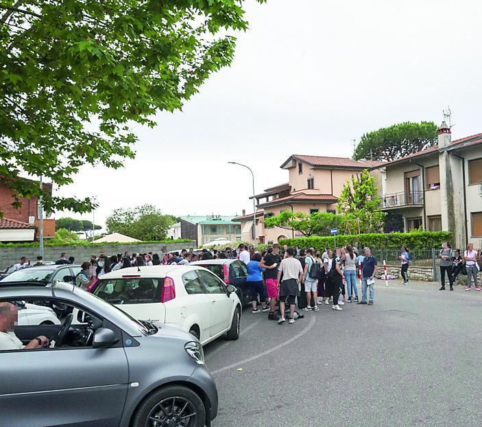Lido di Camaiore, incendio sfiora la scuola “Chini”: il racconto dell'evacuazione e le cause del rogo 