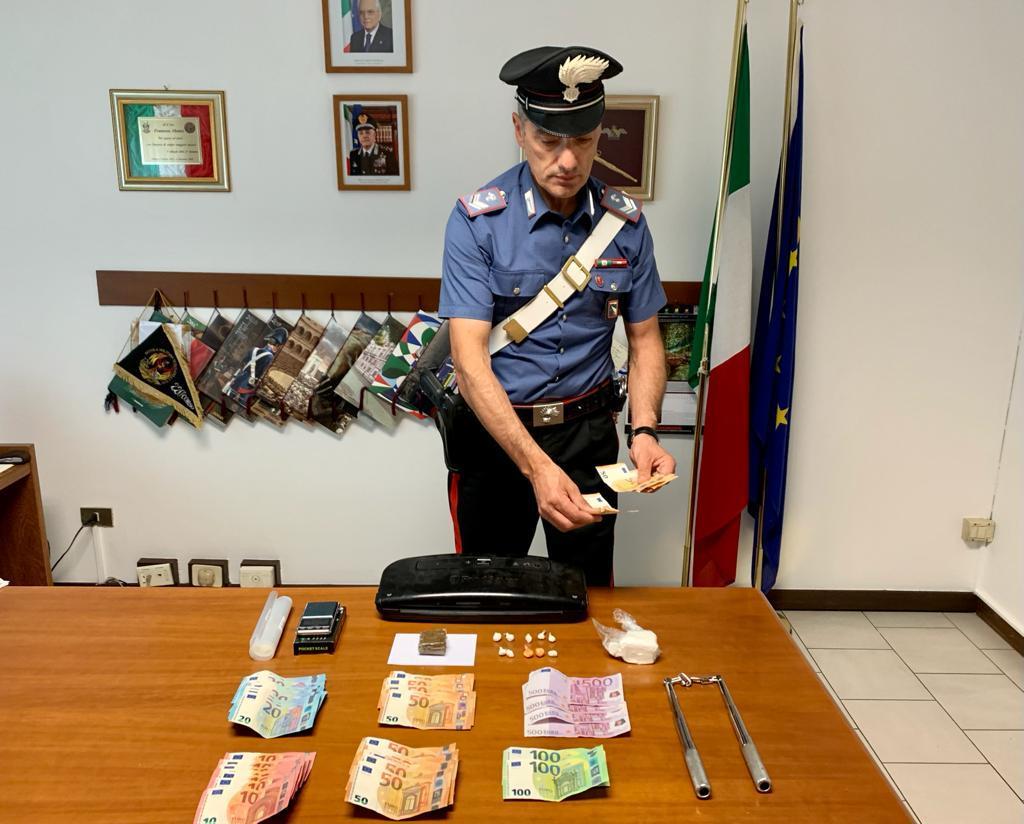 Viano, arrestato pusher di 30 anni trovato con un etto e mezzo di droga