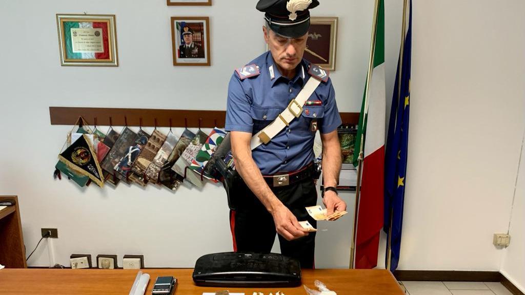 Viano, arrestato pusher di 30 anni trovato con un etto e mezzo di droga