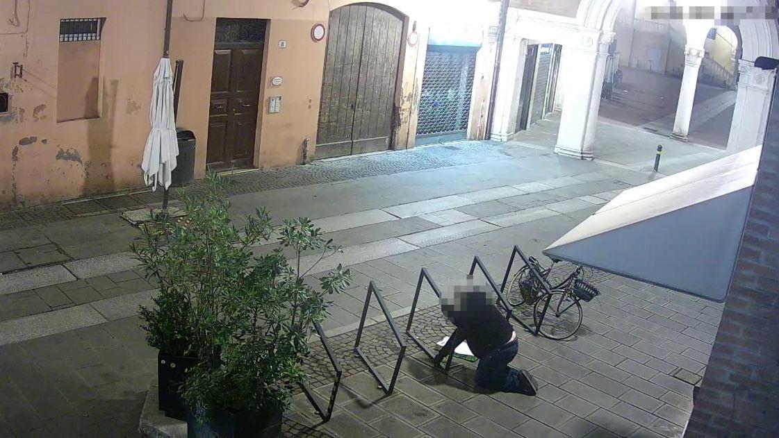 Furto di rastrelliere portabiciclette: nei guai addetto di un'attività commerciale